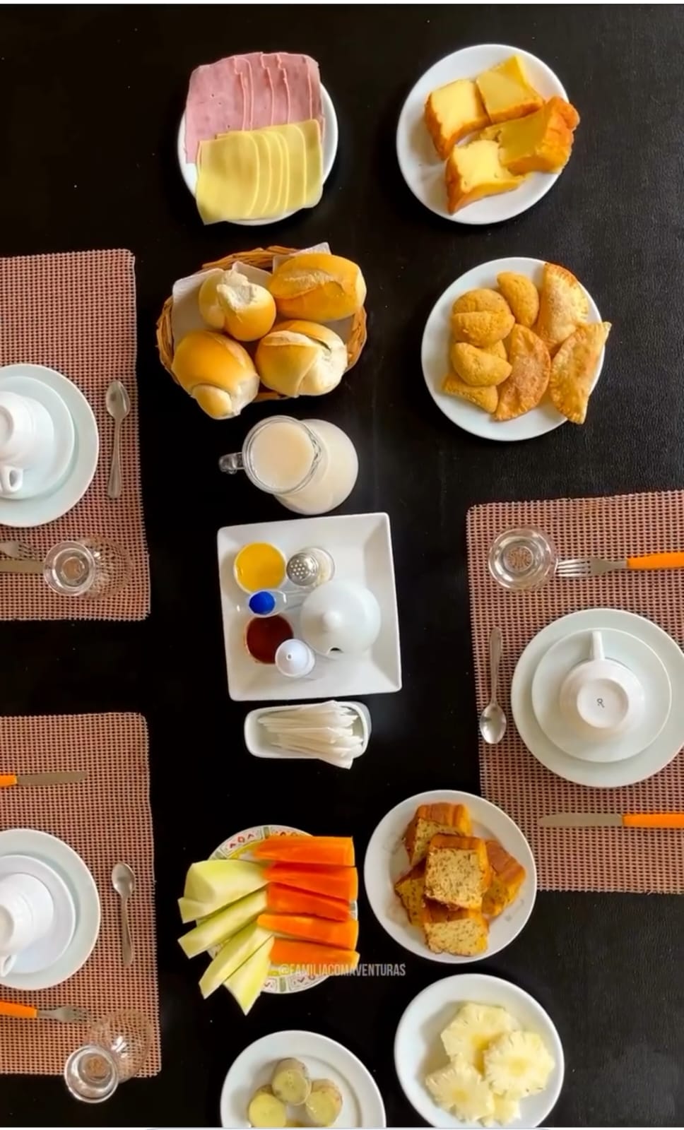 Café da manhã com frutas tropicais, sucos e café fresco